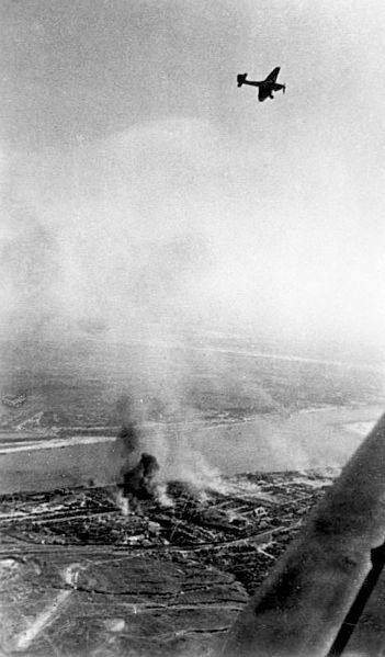 351px-Bundesarchiv_Bild_183-J20286,_Russland,_Kampf_um_Stalingrad,_Luftangriff.jpg